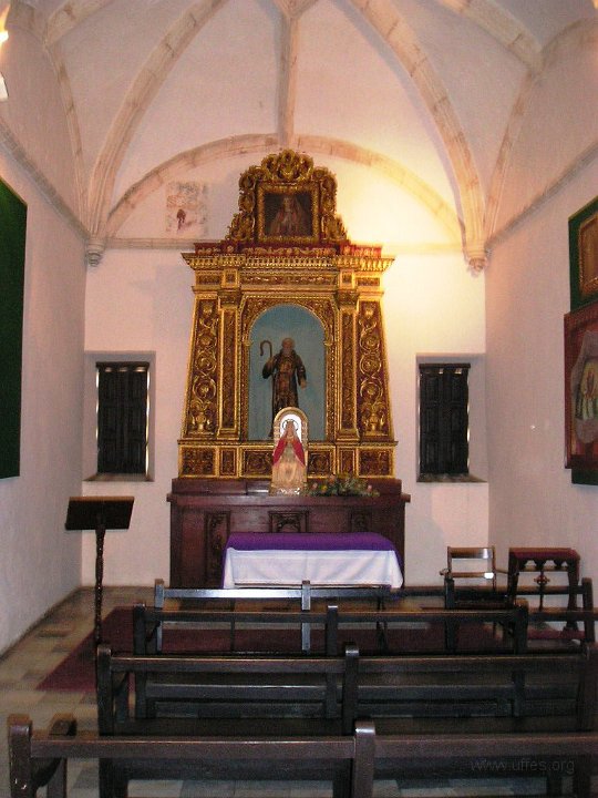 P2220072.JPG - Kyrkan Santa Maria (ett par foton tidigare) var fyllda med sådana här små kapell på sidorna. Christoffer Colimbuls stoft ska ha funnits här, en del alltså, i en urna i ett sådant kapell.