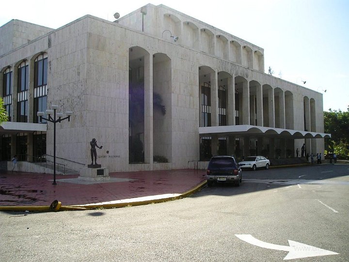 P2240129.JPG - Jag skulle till Plaza del Cultura, och stötte först på Teatro Nacional.